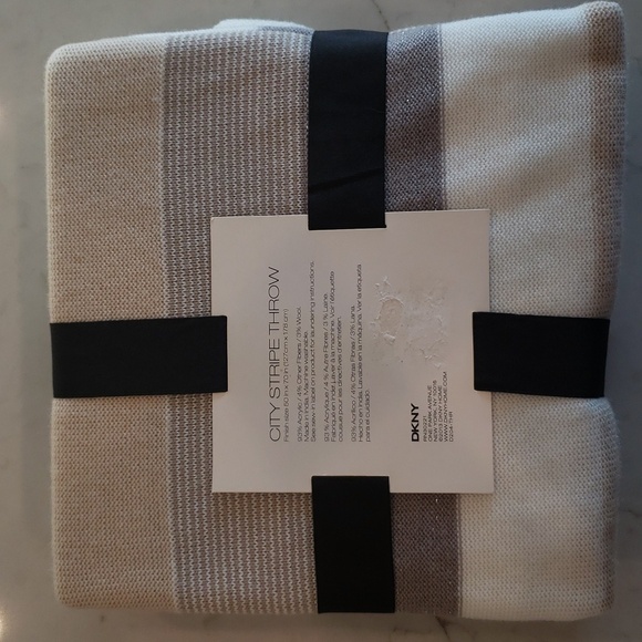 Sparkle DKNY City Stripe Throw NWT Neutral Colors Silver, Gray, Tan, Cream - Picture 4 of 10